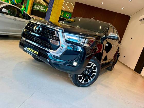 TOYOTA HILUX 2.8 D-4D TURBO DIESEL CD SRX 4X4 AUTOMÁTICO